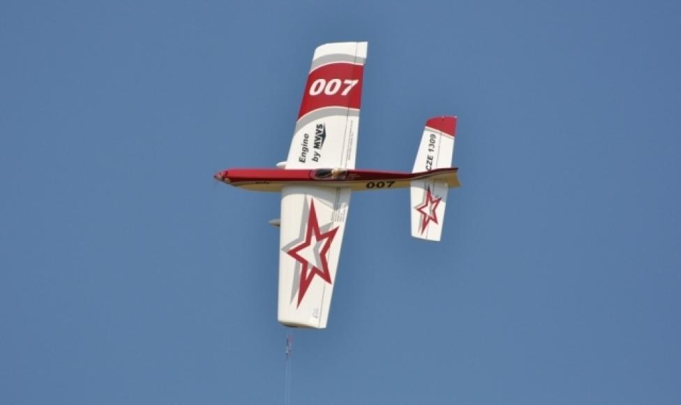 Model samolotu akrobacyjnego latający na uwięzi (fot. Bogdan Wierzba)
