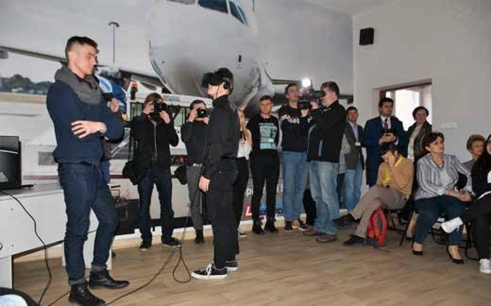 Uczniowie przenieśli się na płytę lotniska dzięki filmowi 360 stopni (fot. pragapld.waw.pl)