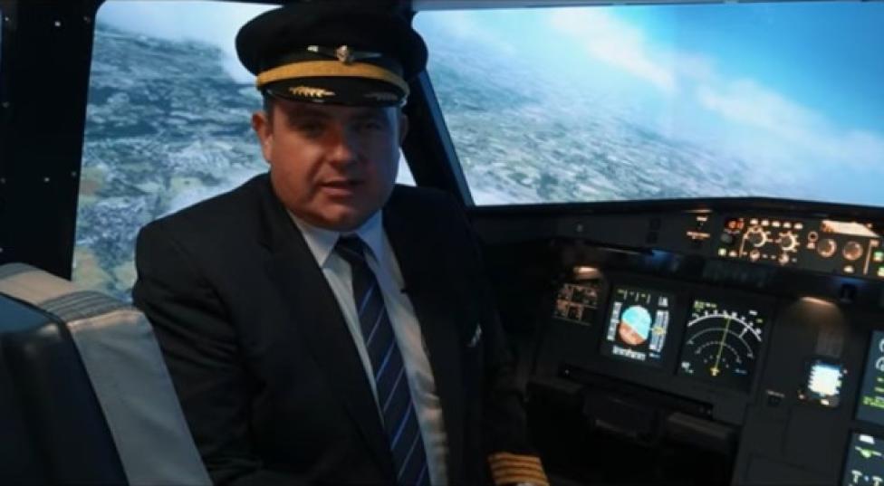 Dariusz Kulik w kabinie samolotu (fot. kadr z filmu na youtube.com)