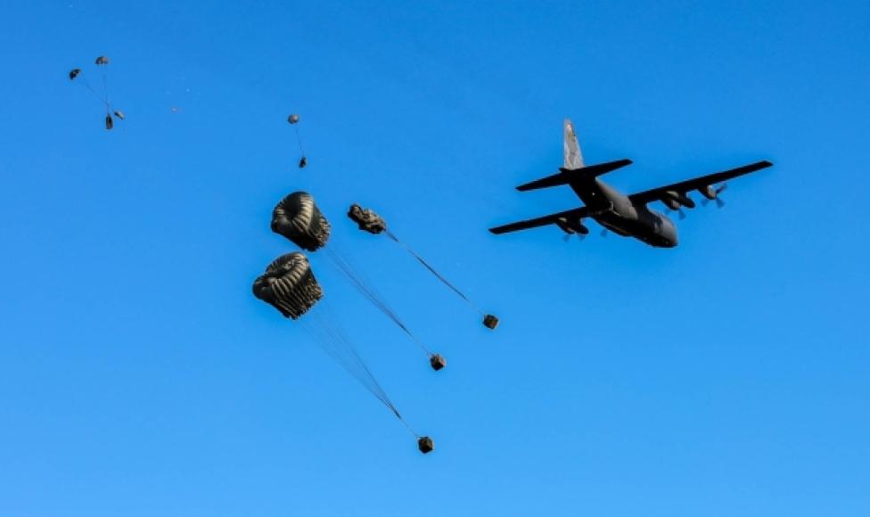 Desant tary ciężkiej z samolotu C-130 Hercules (fot. st. kpr. Mariusz Bieniek)