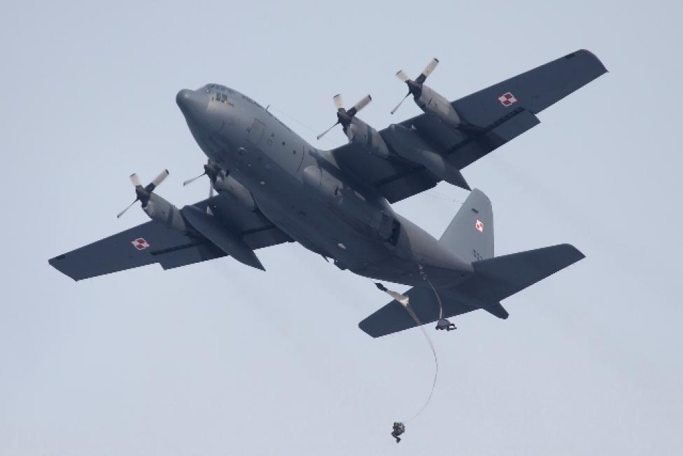 Desant z samolotu C-130 Hercules (fot. Tadeusz Brodalka)