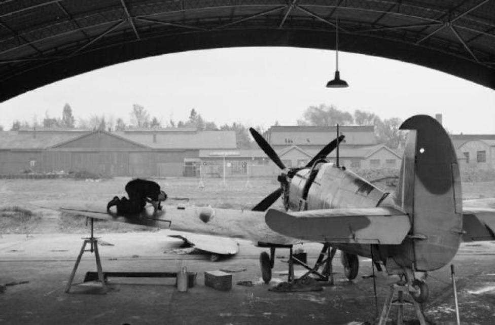 Dostosowanie karabinów maszynowych na samolocie Spitfire w Biggin Hill (fot.Miller (Plt Off)/Domena publiczna/Wikimedia Commons)