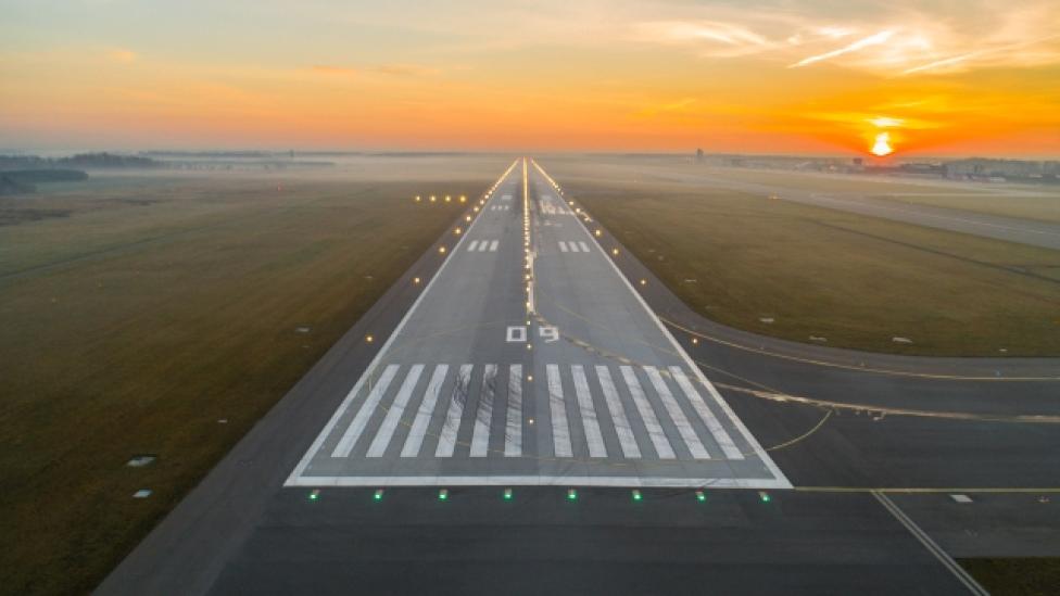 Droga startowa Portu Lotniczego Katowice o zachodzie słońca (fot. From The Sky)