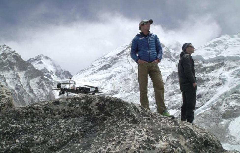 Dron i pilot w Himalajach (fot. ProSieben Maxx)