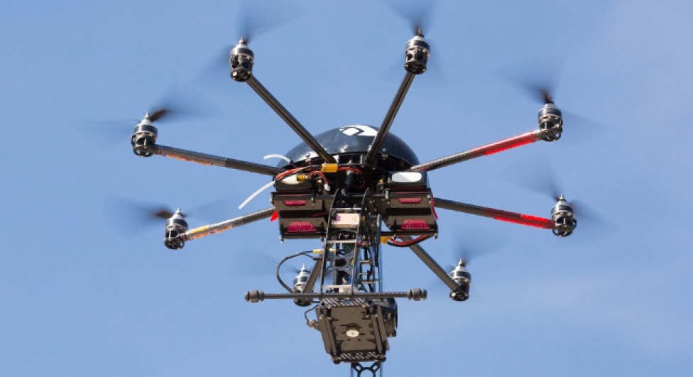 Dron w locie - widok z bliska (fot. Ministerstwo Infrastruktury)