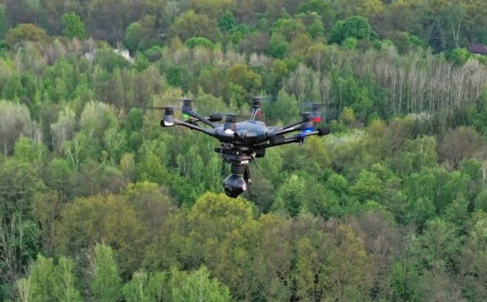 Dron w locie nad lasem (fot. Maciej Włodarczyk/PAŻP)