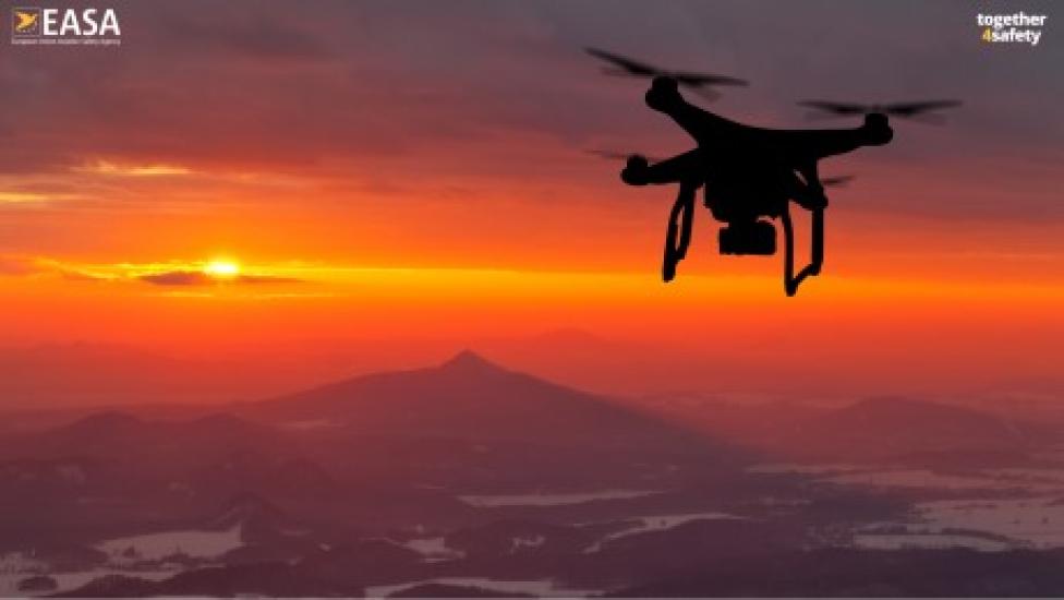 Dron w locie o zachodzie słońca (fot. EASA)