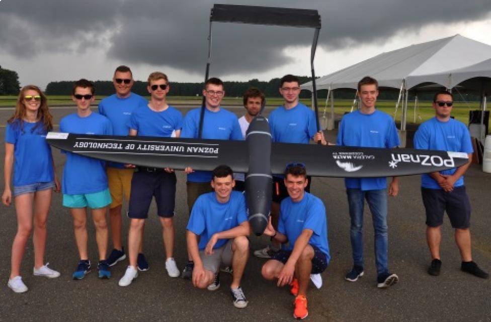 Dron wraz z ekipą biorącą udział w zawodach AUVSI SUAS 2017 (fot. targikielce.pl)