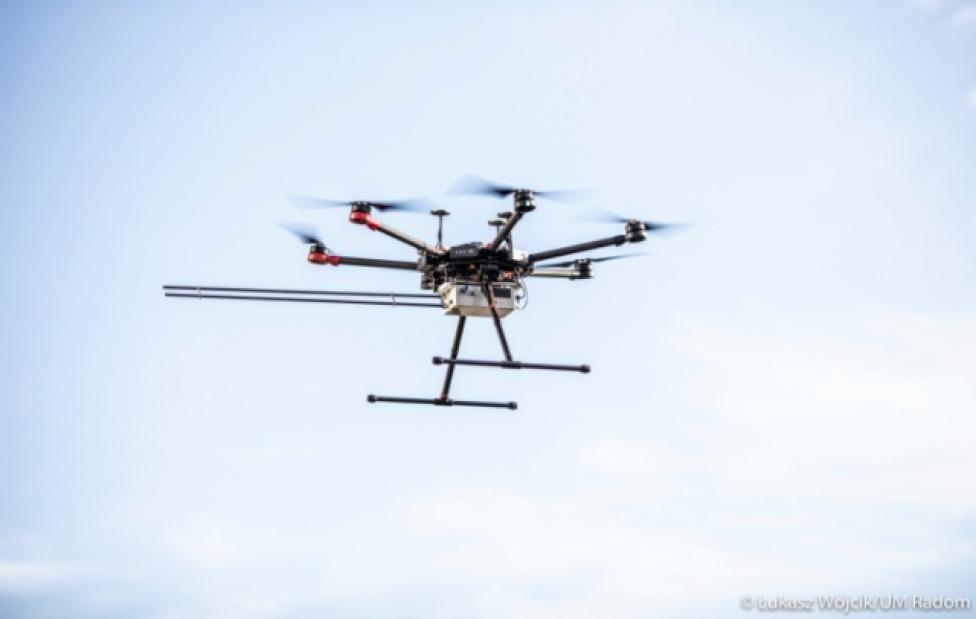 Dron z aparaturą do kontroli stanu powietrza (fot. Łukasz Wójcik/UM Radom)