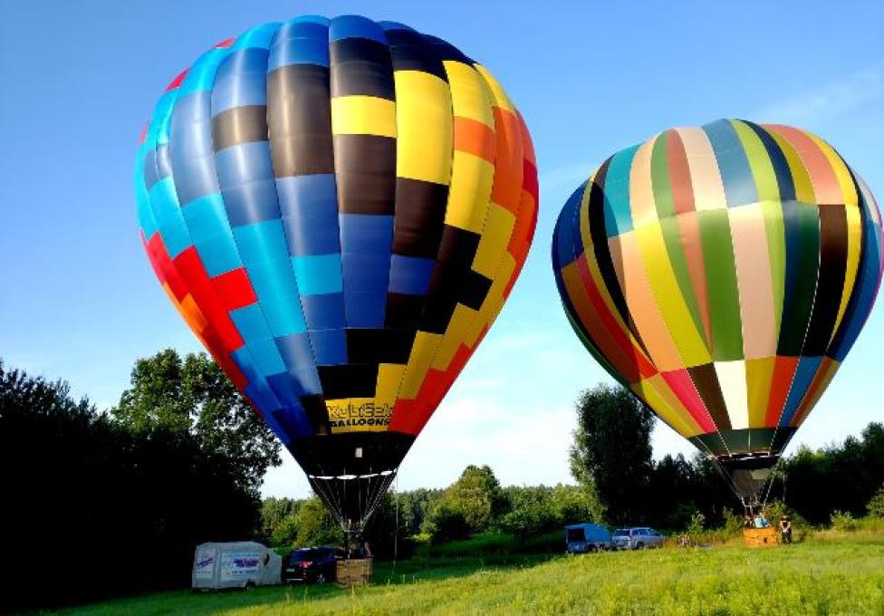 Dwa balony - przygotowanie do startu (fot. Klub Balonowy Stalowa Wola/FB)