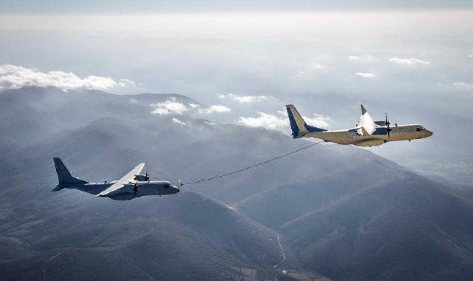 Dwa samoloty C295 podczas "mokrego testu", zakończonego powodzeniem (fot. Airbus)