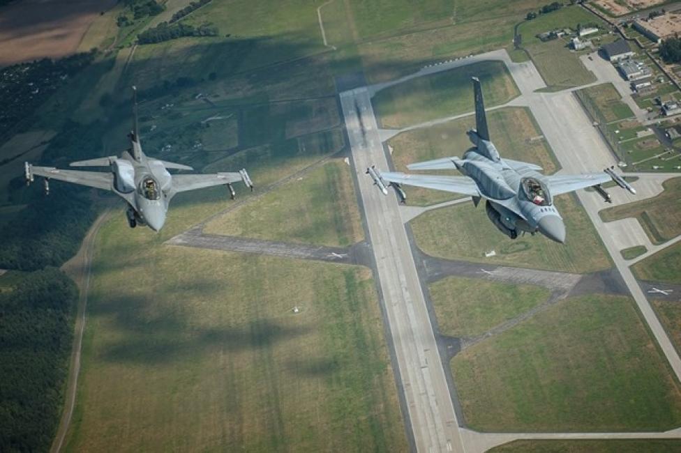 Dwa samoloty F-16 nad lotniskiem w Krzesinach - widok z góry (fot. Piotr Łysakowski)