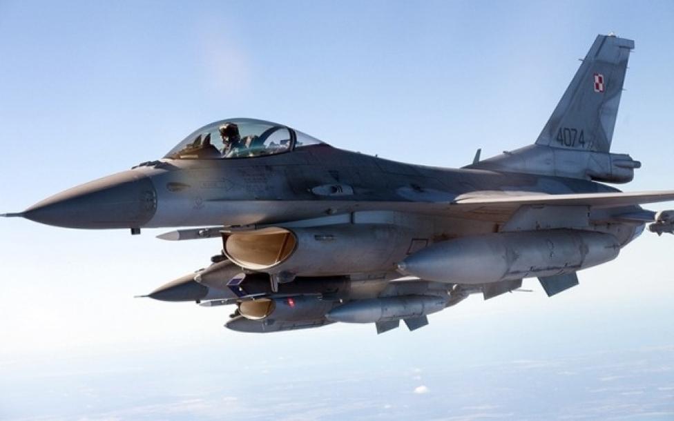 Dwa samoloty F-16 w locie - widok z boku (fot. NATO)