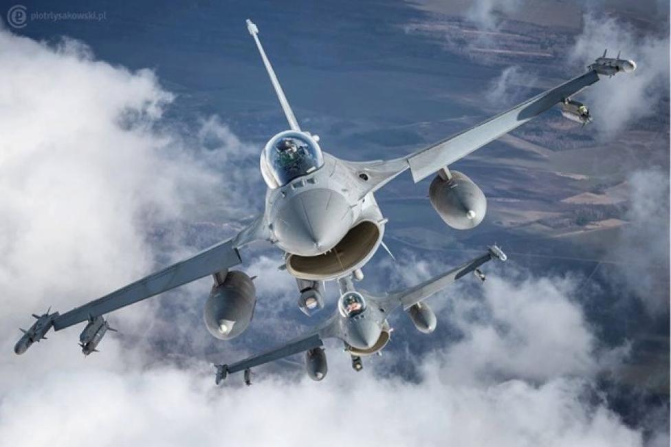 Dwa samoloty F-16 w locie - widok z przodu (fot. Piotr Łysakowski)