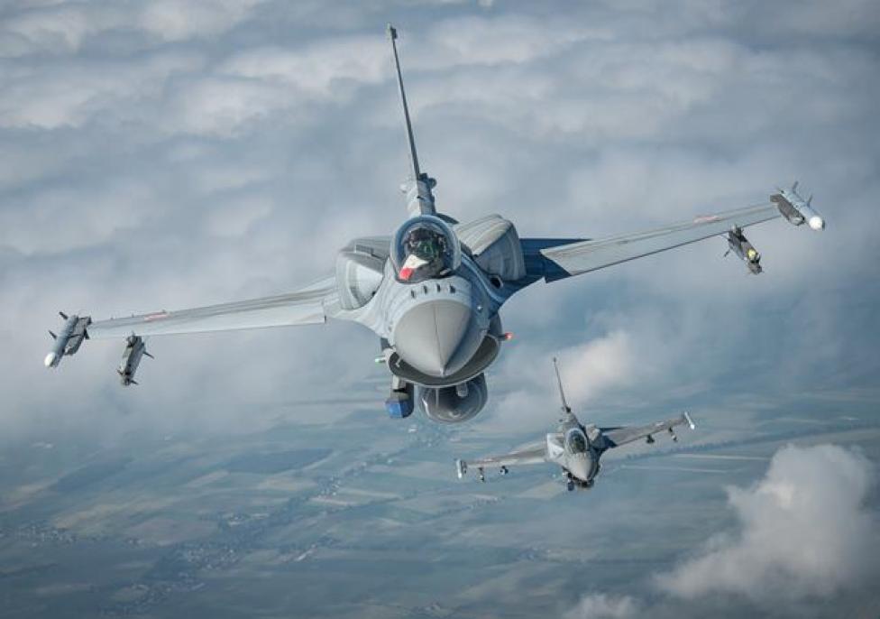 Dwa samoloty F-16 w locie - widok z przodu - flaga w kokpicie (fot. Piotr Łysakowski)