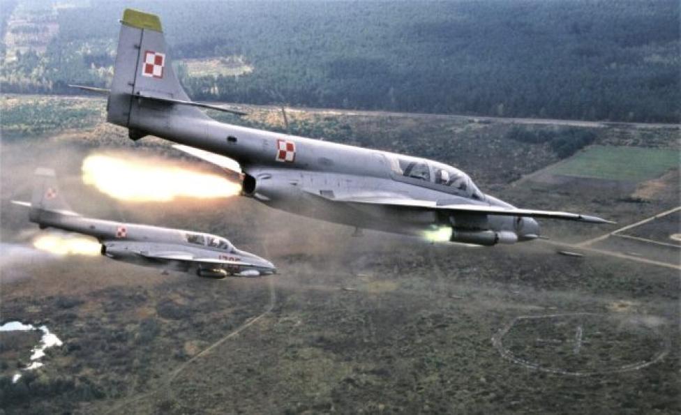 Dwa samoloty TS-11 Iskra w locie - strzelanie poligonowe (fot. z archiwum 4 Skrzydła Lotnictwa Szkolnego)