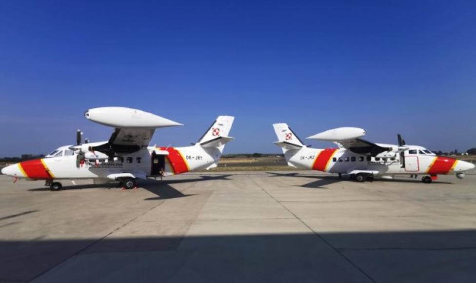 Dwa samoloty patrolowo-rozpoznawcze L-410 Straży Granicznej na płycie lotniska - widok z boku (fot. strazgraniczna.pl)