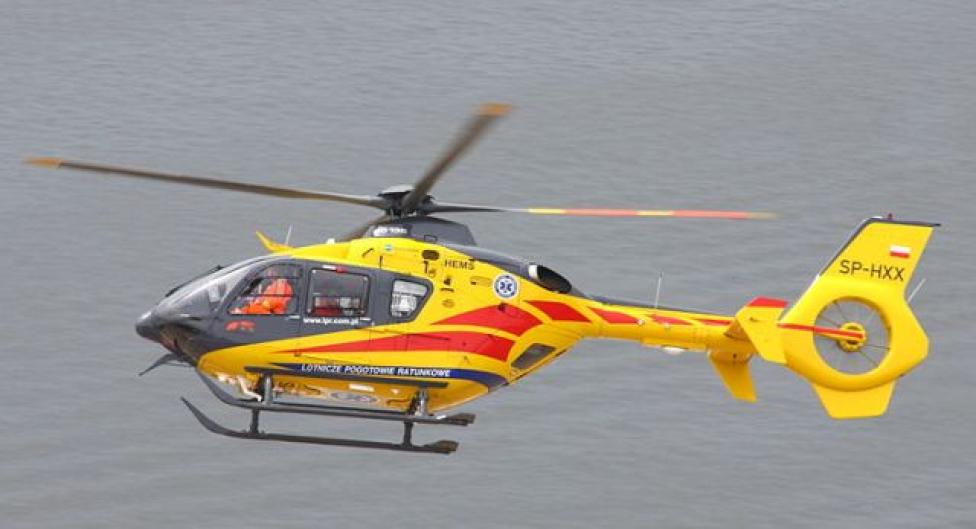 EC135 Lotniczego Pogotowia Ratunkowego - w locie nad wodą (fot. Łukasz Golowanow/konflikty.pl/Wikimedia Commons)