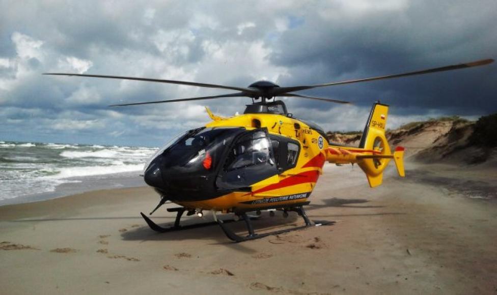 EC135 Lotniczego Pogotowia Ratunkowego na plaży nad morzem (fot. LPR)