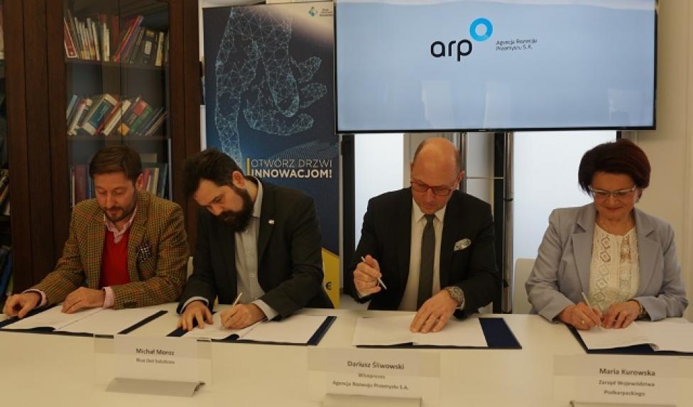 Podpisanie umowy Konsorcjum ESA BIC Poland (fot. Agencja Rozwoju Przemysłu)