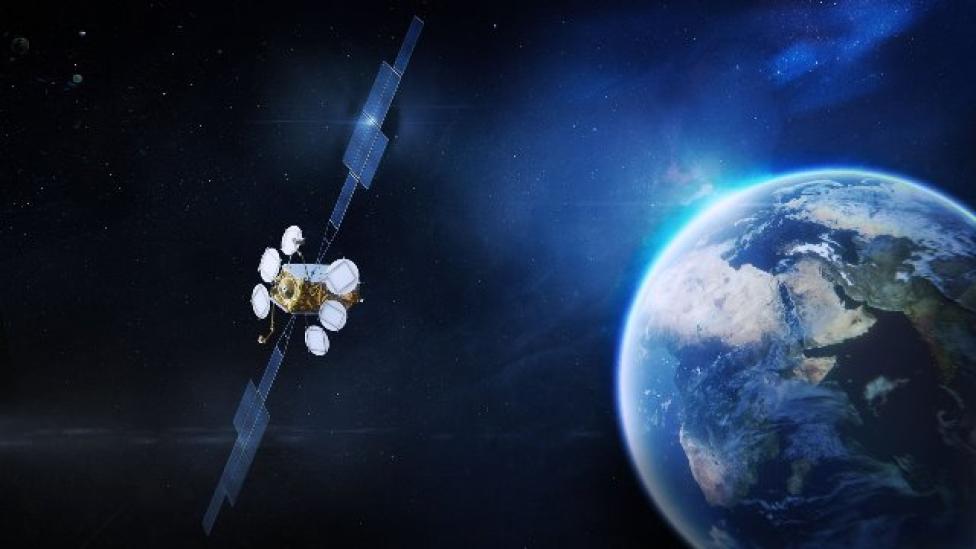 EUTELSAT 36D - satelita w locie, Ziemia w tle (fot. Airbus)