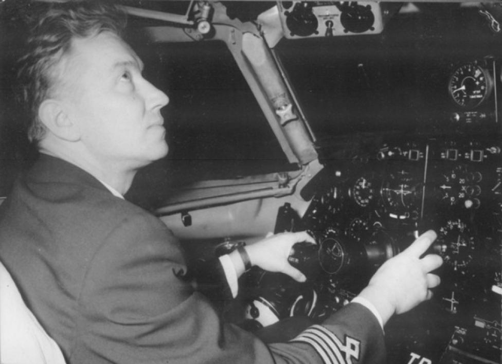 Edward Makula w kabinie samolotu pasażerskiego (fot. archiwum Grzegorza Brychczyńskiego)
