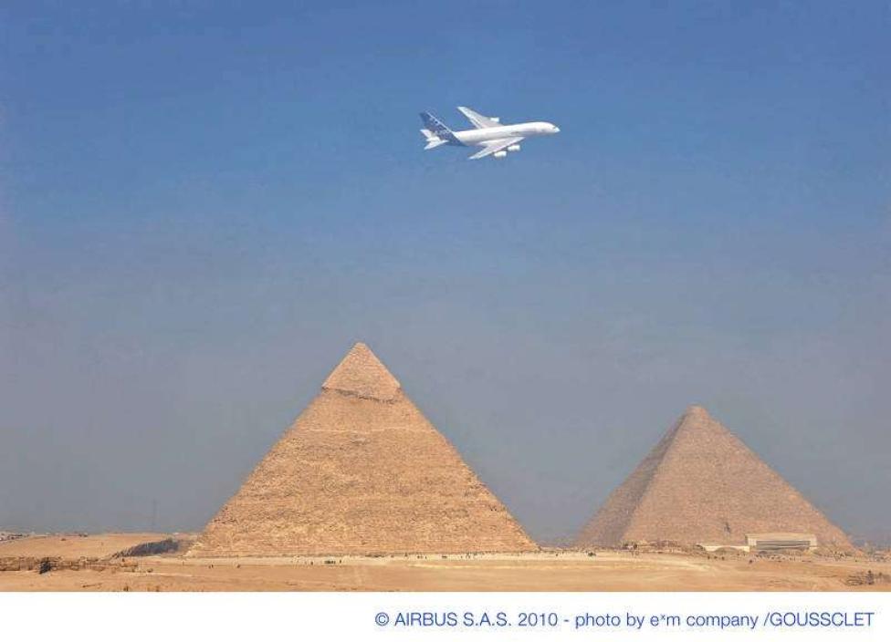 A380 nad piramidami
