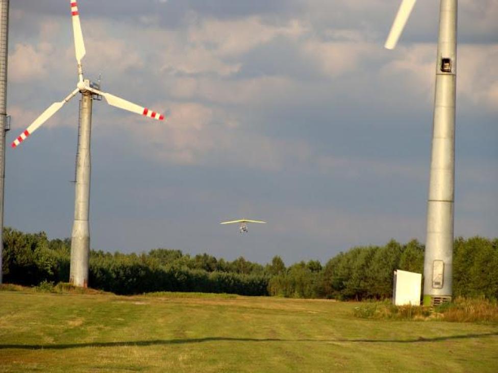 Elektrownie wiatrowe na lądowisku Chwałowice (fot. lotniska.dlapilota.pl)