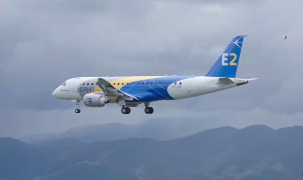 Embraer E175-E2 w locie - widok z boku (fot. kadr z filmu na youtube.com)