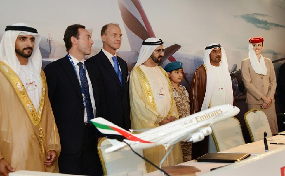 Podpisywanie umowy przez przedstawicieli Emirates