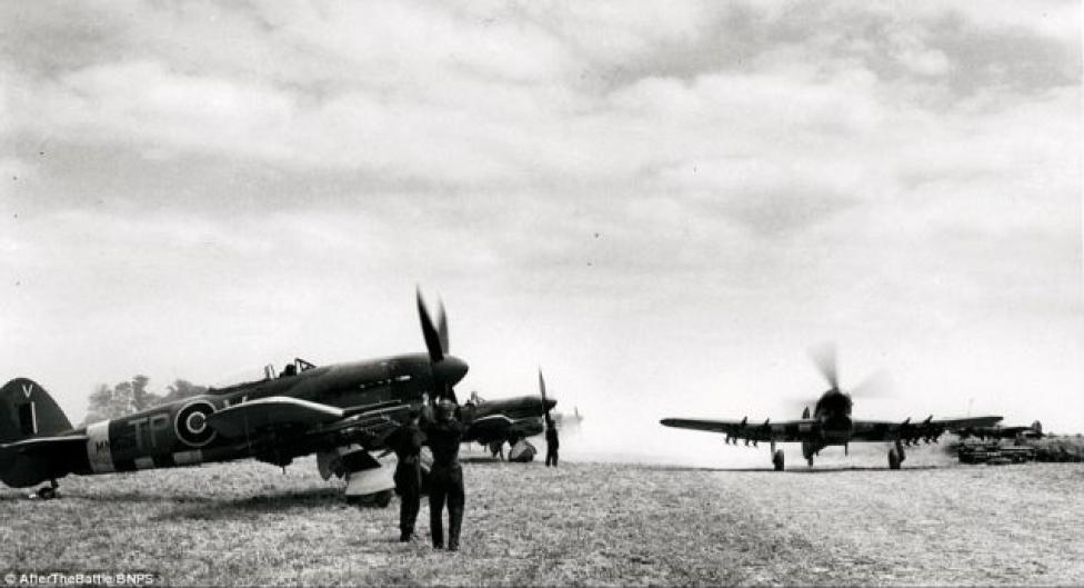 Eskadra RAF w pobliżu Plumetot w Normandii w lipcu 1944 r. (fot. AfterTheBattle/BNPS/dailymail.co.uk)