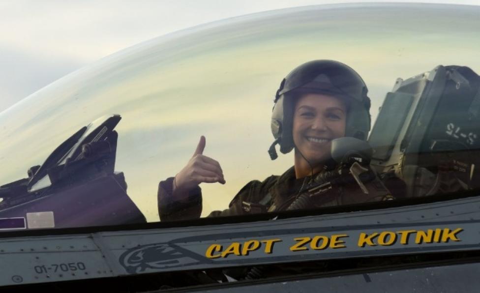 Kapitan Zoe Kotnik za sterami F-16 (fot. U.S. Air Force / Kathryn R.C. Reaves)