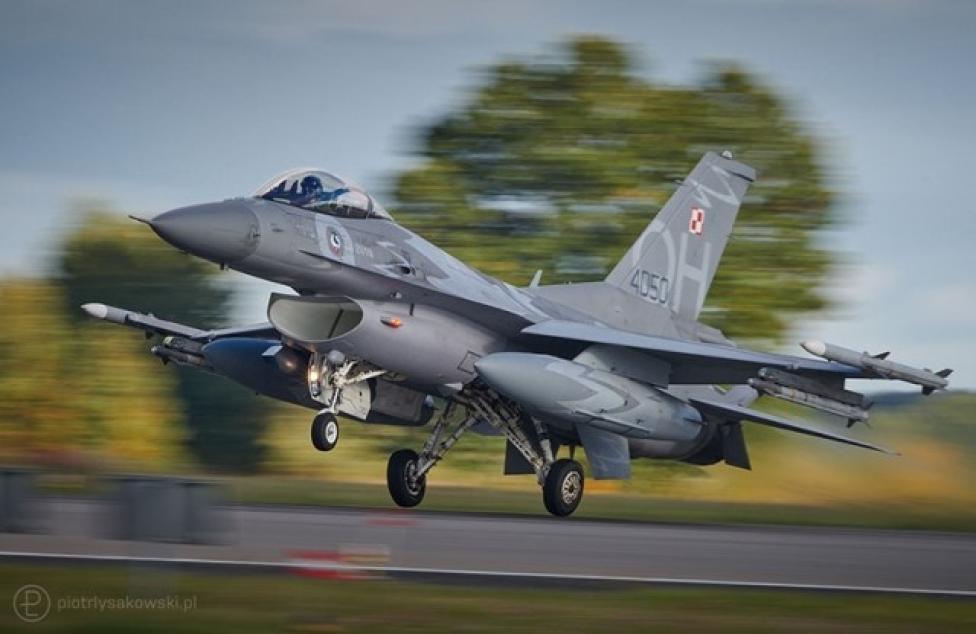 F-16 - start - widok z bliska z ukosa (fot. Piotr Łysakowski)