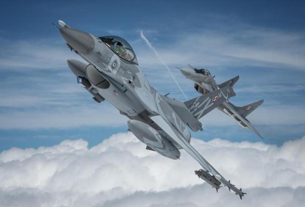 F-16 i MiG-29 w locie nad chmurami (fot. Piotr Łysakowski)