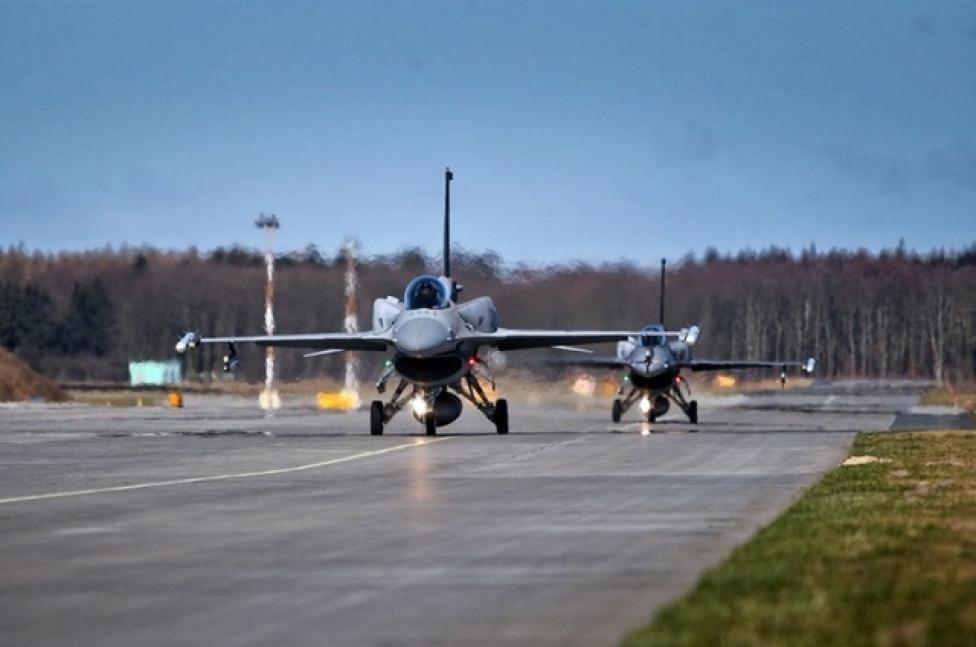 F-16 na lotnisku (fot. kpt. Krzyzsztof Nanuś)