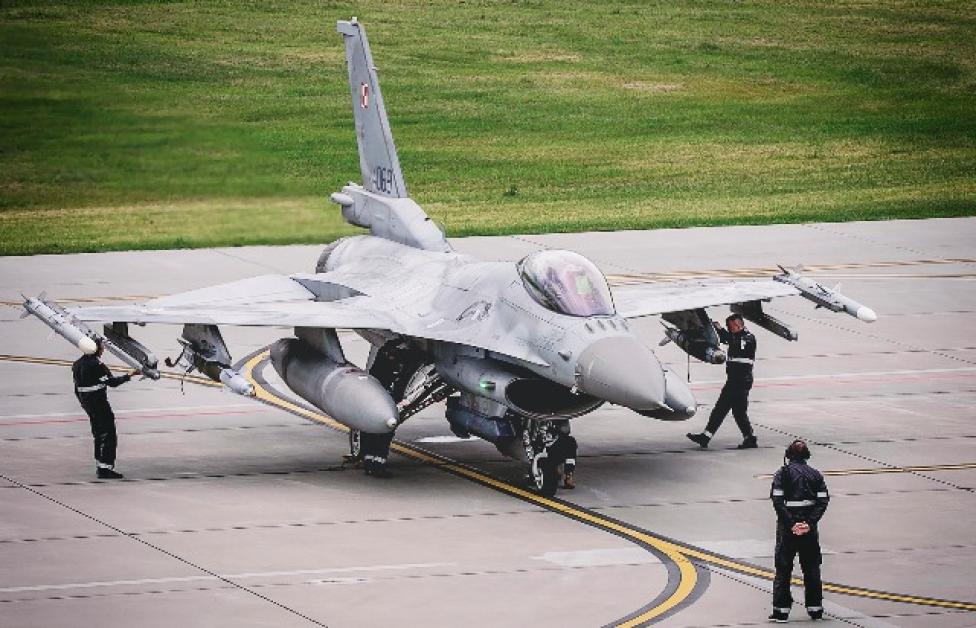 F-16 na płycie lotniska - montaż uzbrojenia - widok z góry (fot. Leszek Jóźwik/2SLT/FB)