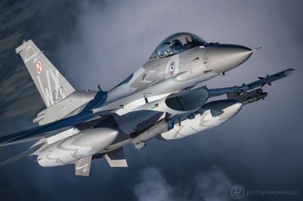 F-16 w locie - widok z bliska z ukosa (fot. Piotr Łysakowski)