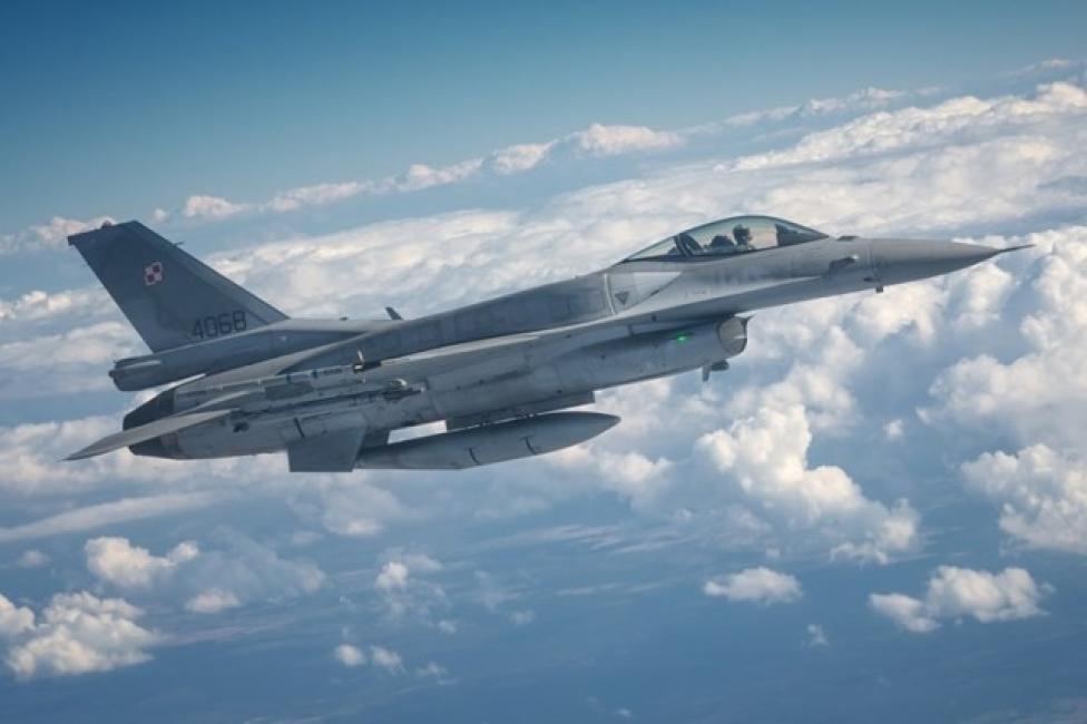 F-16 w locie - widok z boku (fot. Piotr Łysakowski)