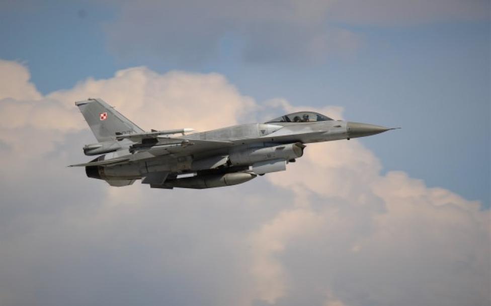 F-16 w locie - widok z boku (fot. kpt. Michał Kolad)