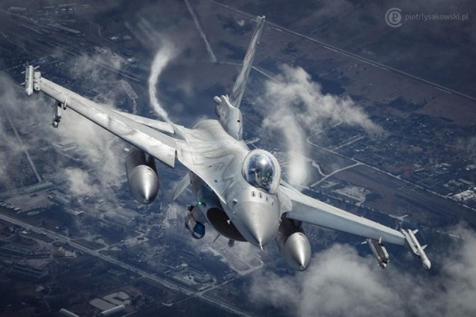 F-16 w locie - widok z góry z przodu (fot. Piotr Łysakowski)