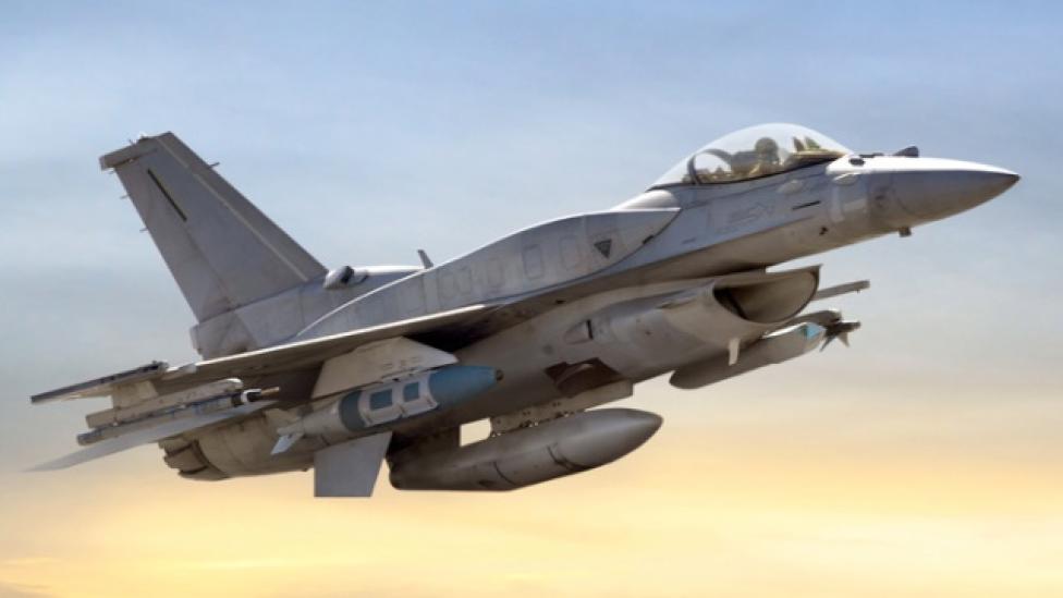 F-16 w locie - w dok z boku (fot. BAE Systems)