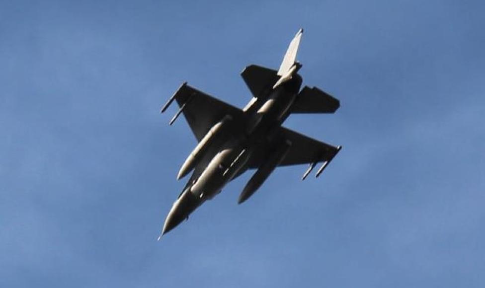 F-16 w locie widok z dołu z tyłu (fot. MON)
