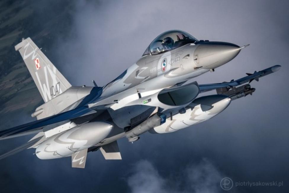 F-16 z 31.BLT w locie - widok z ukosa z bliska (fot. Piotr Łysakowski)