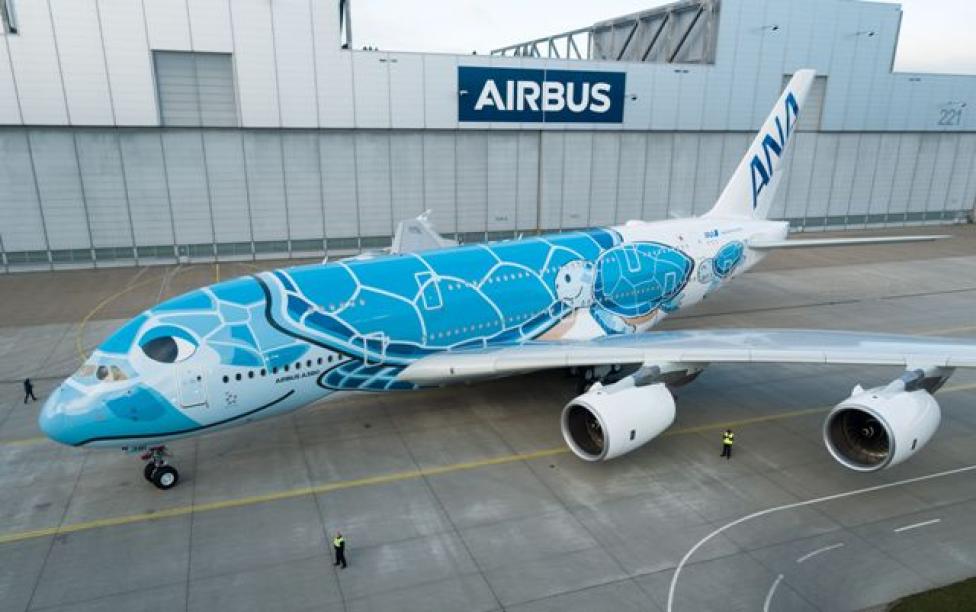Pierwszy A380 zamówiony przez japońskie linie ANA opuszcza hangar malarski w Hamburgu (fot. Airbus)