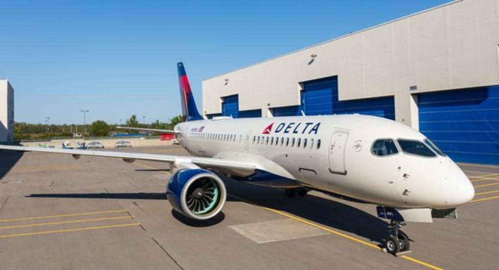 Pierwszy A220-100 w barwach Delta Air Lines opuścił hangar malarski w Mirabel (fot. Airbus)
