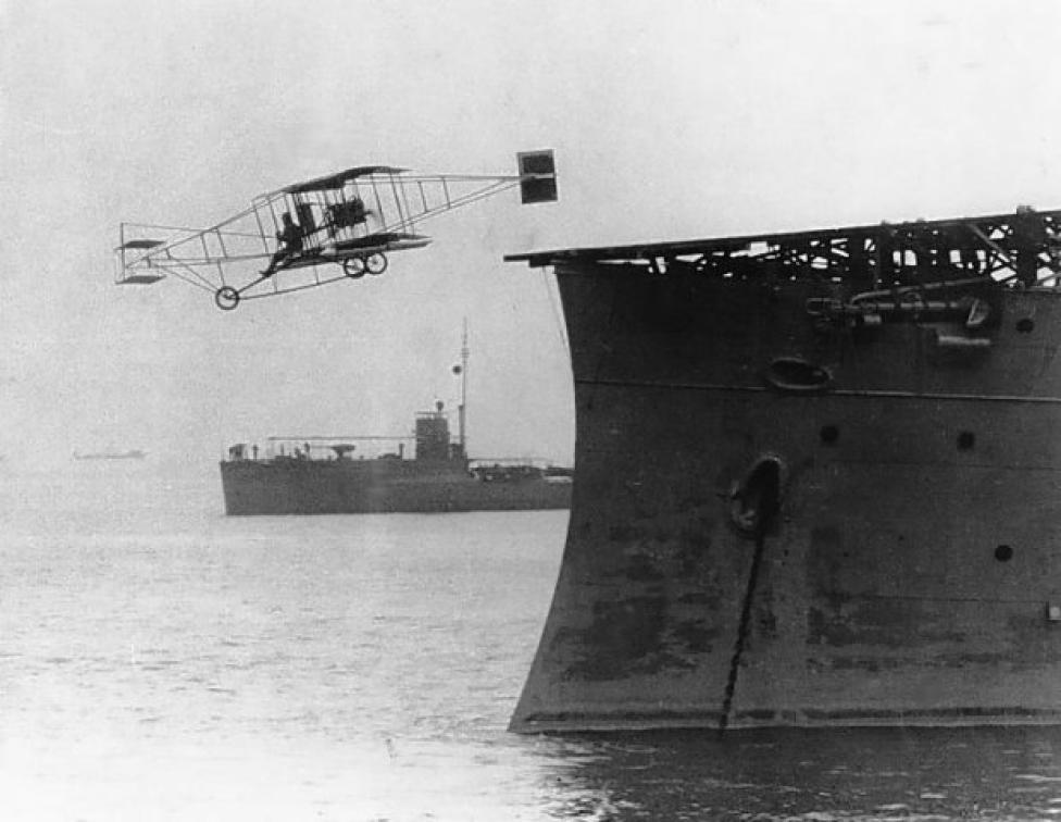 Ely startuje z USS "Birmingham", 14 listopada 1910 (fot. pl.wikipedia.org)