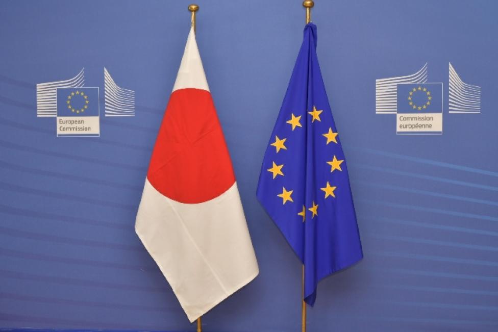 Flaga Unii Europejskiej i Japonii, logo Komisji Europejskiej w tle (fot. Komisja Europejska/Twitter)