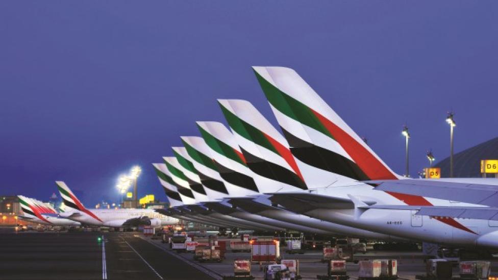 Flota samolotów należących do linii Emirates na płycie lotniska - ogony (fot. Emirates)