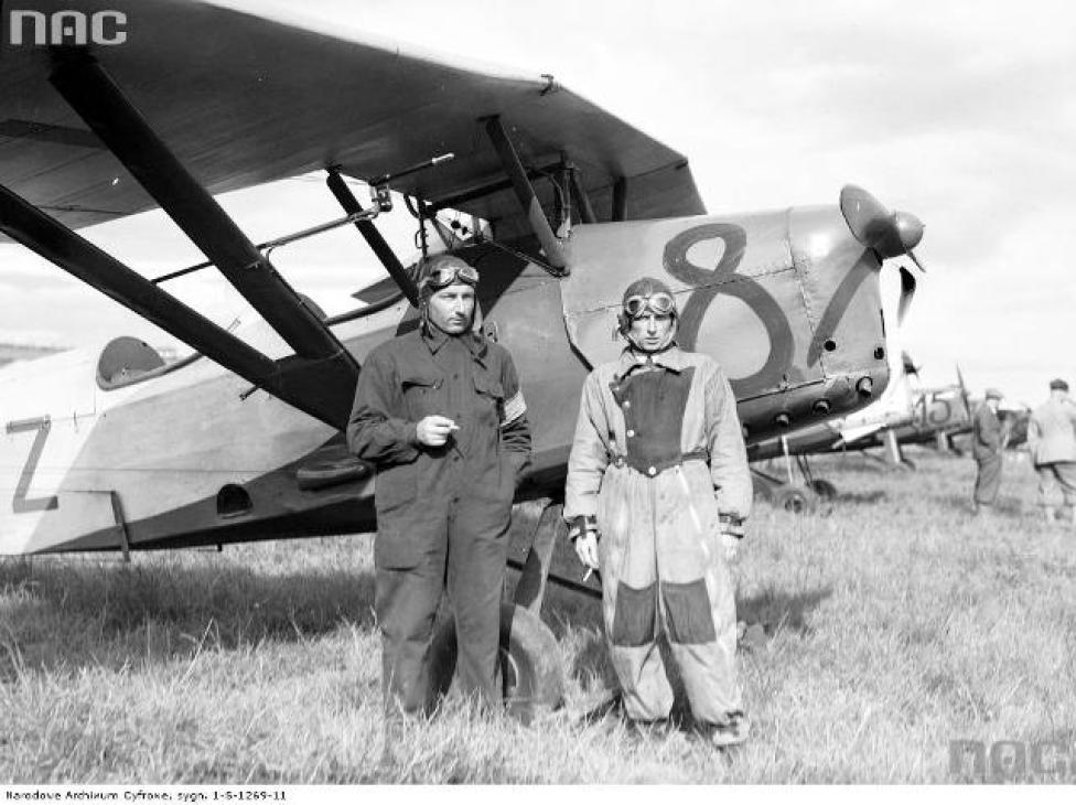 Pilot Franciszek Janik (z lewej) w Załodze samolotu RWD-8, podczas VII Lotu Południowo - Zachodniej Polski (fot. nac.gov.pl)