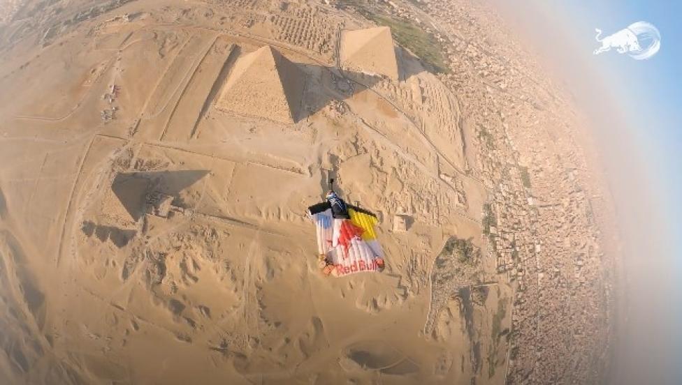 Fred Fugen leci w wingsuitcie nad piramidami w Gizie (fot. kadr z filmu redbull.com)